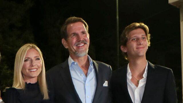 Odiseo de Grecia junto a sus padres, Pablo y Marie-Chantal de Grecia