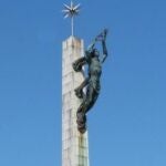 Detalle del monumento a Carrero Blanco en Santo&ntilde;a, obra de Juan de &Aacute;valos