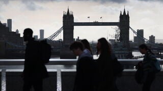 FOTODELD&Iacute;A LONDRES (Reino Unido), 16/04/2026.- Viajeros cruzan el Puente de Londres en Londres, Reino Unido, este jueves. La econom&iacute;a brit&aacute;nica registr&oacute; un crecimiento mayor al esperado en febrero. El PIB del Reino Unido aument&oacute; un 0,5% en febrero, seg&uacute;n cifras oficiales de la Oficina de Estad&iacute;sticas Nacionales (ONS). EFE/ Andy Rain 