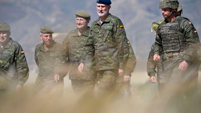 El rey Felipe VI (2d) visita la Campa&ntilde;a de Experimentaci&oacute;n T&aacute;ctica 2026 del Ej&eacute;rcito de Tierra en la base &ldquo;&Aacute;lvarez de Sotomayor&rdquo;, 