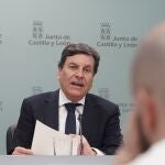 Fern&aacute;ndez Carriedo atiende a los periodistas tras el consejo de Gobierno 