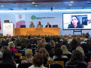 MURCIA, 16/04/2026.- La delegada del gobierno para el plan nacional de drogas Xisca Sureda (d), durante su intervenci&oacute;n a trav&eacute;s de viceoconferencia en el acto de inauguraci&oacute;n del Congreso estatal que celebra UNAD, la Red de Atenci&oacute;n a las Adicciones, este jueves en el Hospityal Reina Sof&iacute;a de Murcia. EFE/Marcial Guill&eacute;n 