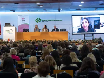 El 80% de las mujeres con adicciones han sufrido violencia, según la red estatal UNAD MURCIA, 16/04/2026.- La delegada del gobierno para el plan nacional de drogas Xisca Sureda (d), durante su intervención a través de viceoconferencia en el acto de inauguración del Congreso estatal que celebra UNAD, la Red de Atención a las Adicciones, este jueves en el Hospityal Reina Sofía de Murcia. EFE/Marcial Guillén