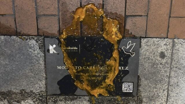Vandalizan la placa en memoria de Modesto Carriegas, v&iacute;ctima de ETA