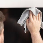 El enemigo invisible en casa: un estudio identifica hasta seis riesgos ocultos en el polvo de los hogares