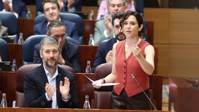 La presidenta de la Comunidad de Madrid, Isabel D&iacute;az Ayuso (d), y el consejero de Presidencia, Justicia y Administraci&oacute;n Local, y portavoz del Gobierno auton&oacute;mico, Miguel &Aacute;ngel Garc&iacute;a Mart&iacute;n (d),durante una sesi&oacute;n plenaria en la Asamblea de Madrid, a 16 de abril de 2026, en Madrid (Espa&ntilde;a). La Asamblea de Madrid debate en torno al estado y calidad de la sanidad y educaci&oacute;n madrile&ntilde;as, la regularizaci&oacute;n extraordinaria de migrantes y someter&aacute; a votaci&oacute;n diferentes proposiciones de ley remitidas...
