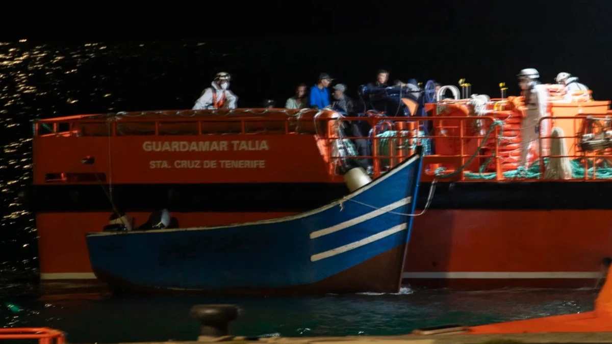 Ocho horas achicando agua a mano para no hundirse: el infierno de 43 inmigrantes que estuvieron a punto de morir frente a Fuerteventura