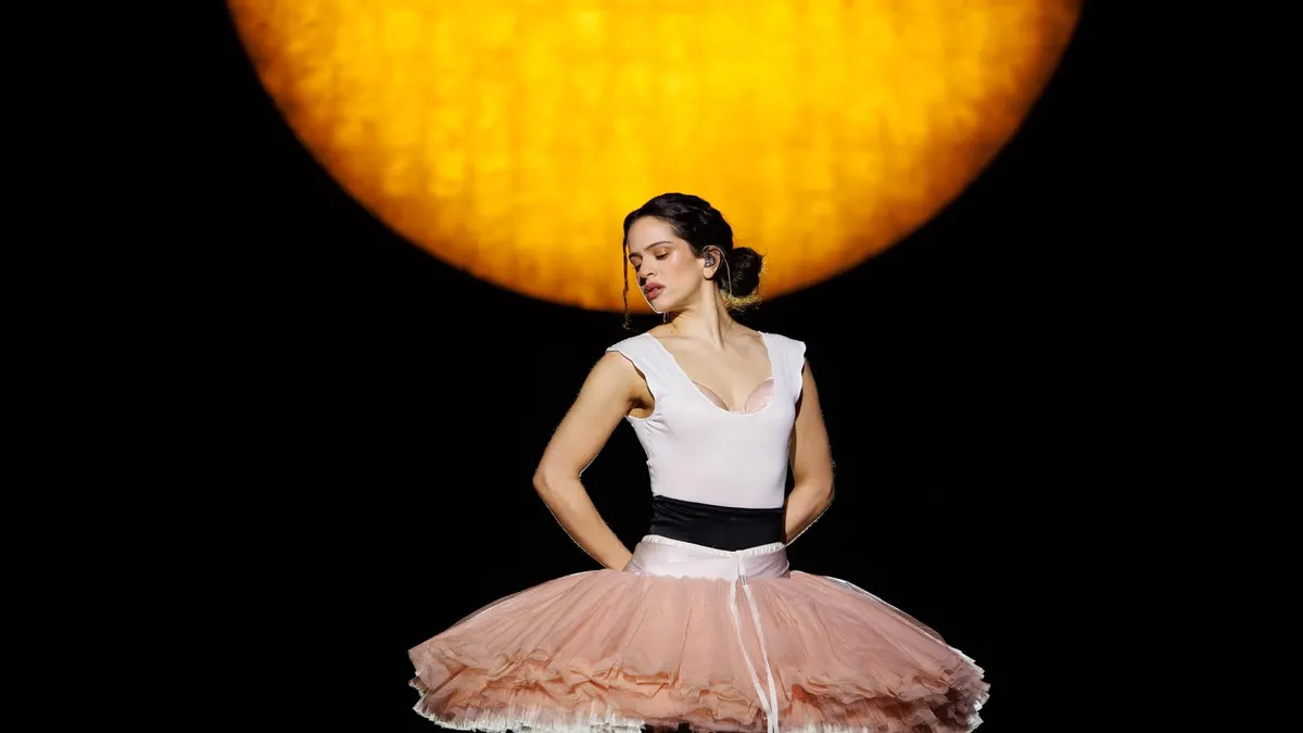 Rosalía en el escenario del Palau Sant Jordi en la tercera noche del LUX Tour.