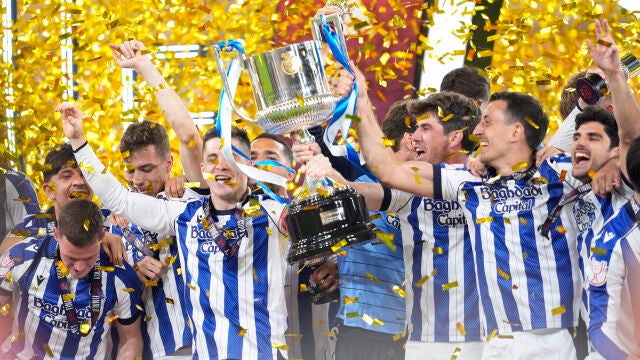 Players of Real Sociedad celebrates with the trophy during the Spanish Cup, Copa del Rey, Final match played between Atletico de Madrid and Real Sociedad at La Cartuja stadium on April 18, 2026 in Sevilla, Spain. AFP7 19/04/2026 ONLY FOR USE IN SPAIN