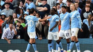 MANCHESTER (United Kingdom), 19/04/2026.- Manchester City's Erling Haaland (C) celebrates with teammates after scoring for the 2-1 goal during the English Premier League match Manchester City against Arsenal FC, in Manchester, Britain, 19 April 2026. (Reino Unido) EFE/EPA/PETER POWELL EDITORIAL USE ONLY. No use with unauthorized audio, video, data, fixture lists, club/league logos, 'live' services or NFTs. Online in-match use limited to 120 images, no video emulation. No use in betting, games...