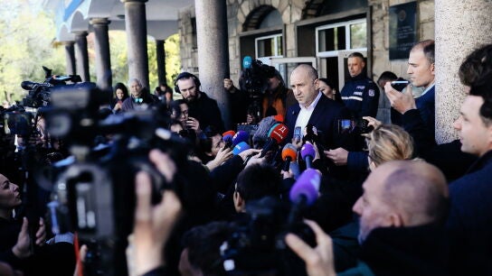 SOFIA (Bulgaria), 19/04/2026.- Rumen Radev, leader of the Progressive Bulgaria (PB) coalition, speaks to media after casting his ballot during the parliamentary elections in Sofia, Bulgaria, 19 April 2026. Approximately 6.6 million voters are heading to the polls to elect 240 members of the National Assembly in an attempt to establish a stable coalition government following a period of prolonged political deadlock in the Balkan nation. (Elecciones) EFE/EPA/BORISLAV TROSHEV