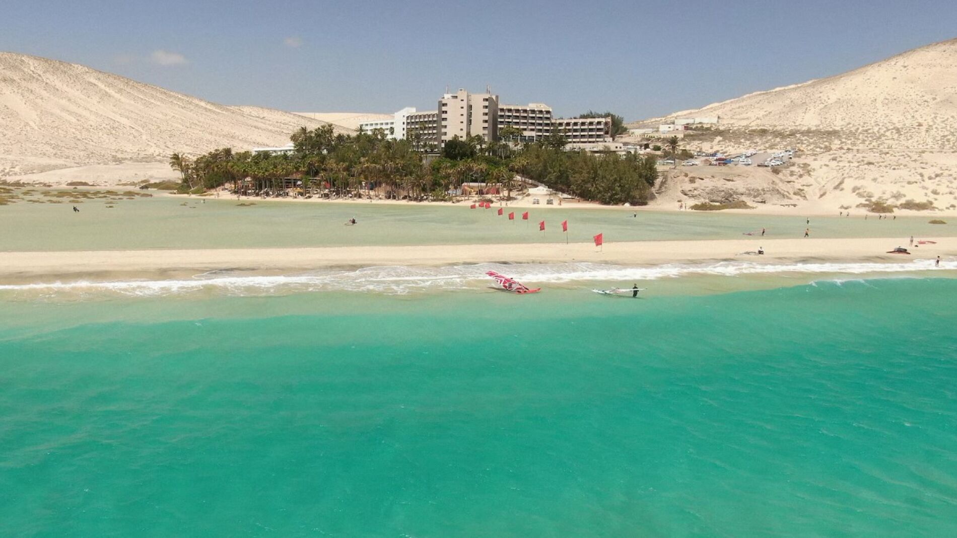 No es Mallorca ni Ibiza: el mejor resort de España según Forbes está frente a una de las mejores playas de Europa