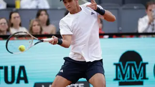 Rafael Jódar devuelve una bola desde el fondo de la pista en el partido ante De Jong Rafael Jódar devuelve una bola desde el fondo de la pista en el partido ante De Jong