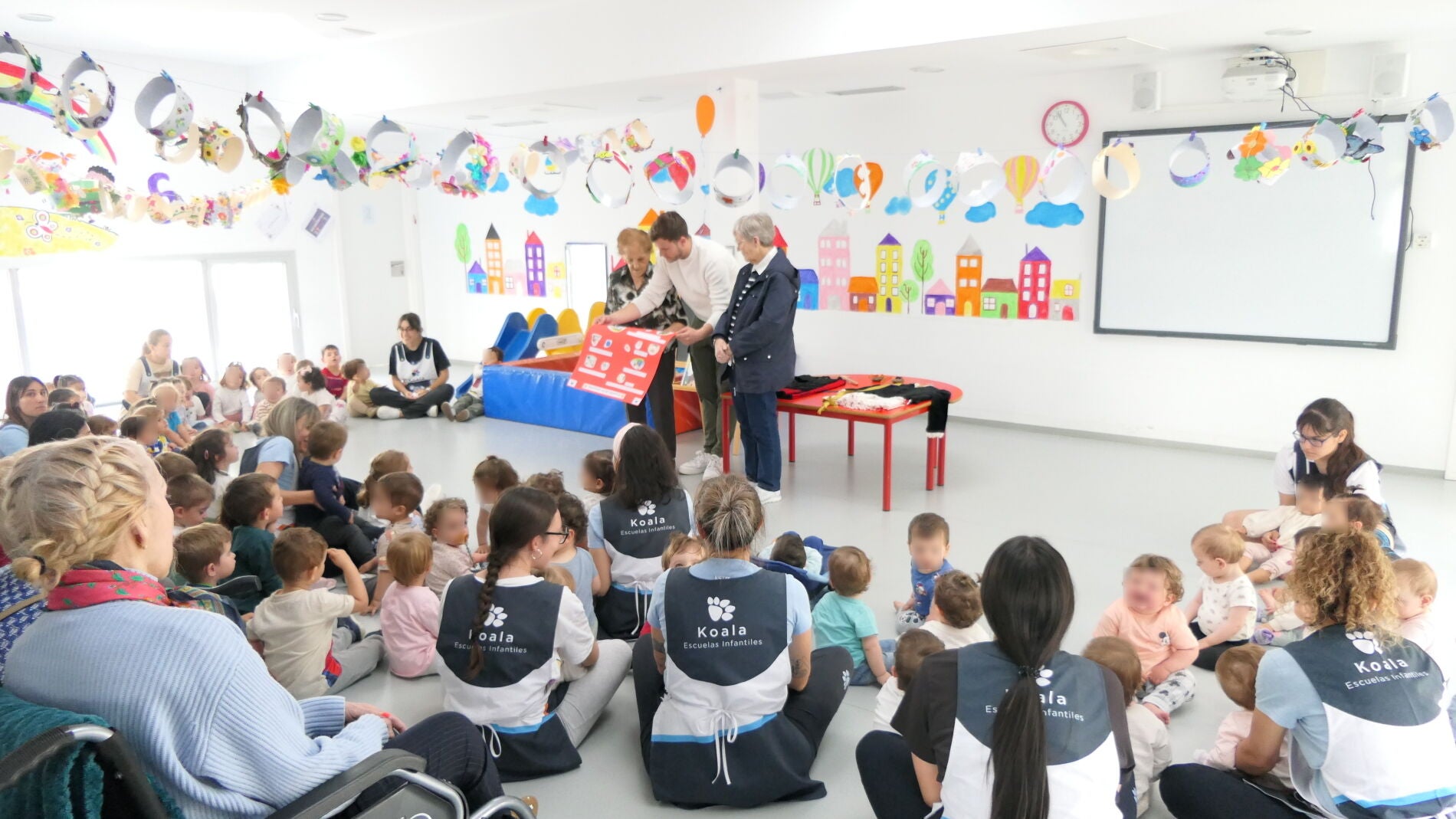 Un cuento iniciado por mayores y terminado por niños protagoniza un emotivo encuentro intergeneracional en Palencia