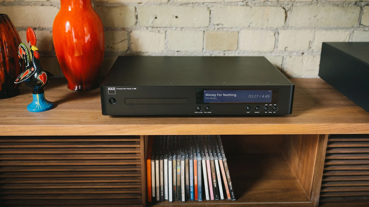 El NAD C 589 se encomienda a la precisión digital para que tus CDs suenen como nunca imaginaste