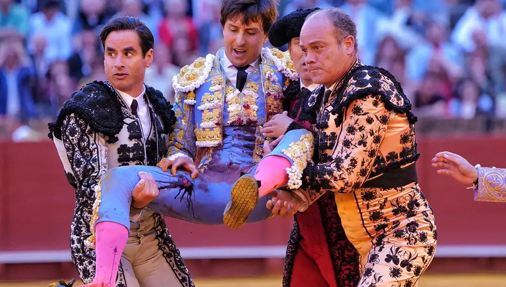 El diestro Roca Rey, cogido en Sevilla, pasará a planta en las próximas horas