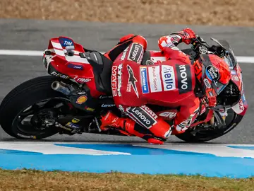 Marc Márquez, sobre el asfalto mojado del circuito Ángel Nieto JEREZ DE LA FRONTERA (CÁDIZ), 25/04/2026.- El piloto español de MotoGP Marc Márquez, Ducati Lenovo Team, durante el segundo día de entrenamientos en el Gran Premio de España de Motociclismo que se disputa durante este fin de semana en el Circuito de Jerez-Ángel Nieto. EFE/José Manuel Vidal
