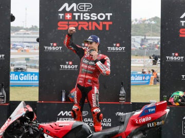 JEREZ DE LA FRONTERA (C&Aacute;DIZ), 25/04/2026.- El piloto espa&ntilde;ol de MotoGP Marc M&aacute;rquez (Ducati Lenovo Team) celebra su victoria en la carrera de esprint del Gran Premio de Espa&ntilde;a que se disputa el domingo en el circuito de Jerez de la Frontera. EFE/Rom&aacute;n Rios