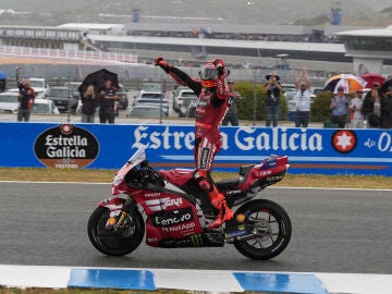 JEREZ DE LA FRONTERA (C&Aacute;DIZ), 25/04/2026.- El piloto espa&ntilde;ol de MotoGP Marc M&aacute;rquez (Ducati Lenovo Team) celebra su victoria en la carrera de esprint del Gran Premio de Espa&ntilde;a que se disputa el domingo en el circuito de Jerez de la Frontera. EFE/Jos&eacute; Manuel Vidal