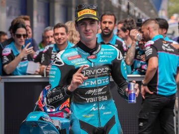 JEREZ DE LA FRONTERA (C&Aacute;DIZ), 25/04/2026.- El piloto espa&ntilde;ol de Moto3, M&aacute;ximo Quiles en el podio tras lograr la primera posici&oacute;n en la clasificaci&oacute;n para el Gran Premio de Espa&ntilde;a en la categor&iacute;a de MotoGP que se disputa ma&ntilde;ana en el circuito de Jerez de la Frontera. EFE/Roman R&iacute;os