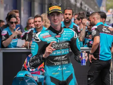 Máximo Quiles, líder del Mundial de Moto3 JEREZ DE LA FRONTERA (CÁDIZ), 25/04/2026.- El piloto español de Moto3, Máximo Quiles en el podio tras lograr la primera posición en la clasificación para el Gran Premio de España en la categoría de MotoGP que se disputa mañana en el circuito de Jerez de la Frontera. EFE/Roman Ríos