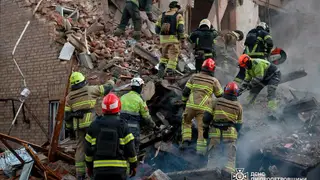 Los servicios de rescate de Ucrania buscan entre los escombros de un edificio bombardeado por Rusia en Dnipro DNIPRO (Ukraine), 25/04/2026.- A handout picture made available by the State Emergency Service of Ukraine shows Ukrainian rescuers working at the site of a Russian strike on a residential area in Dnipro, Ukraine, 25 April 2026, amid the ongoing Russian invasion. At least 4 people died, and more than 30 were injured in the overnight attack on Ukraine, according to the State Emergency Service of Ukraine report. (Rusia, Ucrania) EFE/EPA/STATE EMERGENCY SERVICE HANDOUT HANDOUT EDITORIAL USE ONLY/...