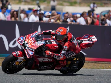 JEREZ DE LA FRONTERA (C&Aacute;DIZ), 26/04/2026.- El piloto espa&ntilde;ol de MotoGP Marc M&aacute;rquez, Ducati Lenovo Team, compite en la carrera de motoGP del Gran Premio de Espa&ntilde;a de Motociclismo de 2026 celebrado en el circuito de Jerez-Angel Nieto en Jerez de la Frontera. EFE/ Roman Rios