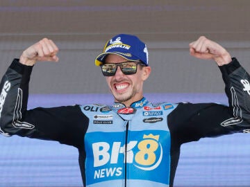 JEREZ DE LA FRONTERA (C&Aacute;DIZ), 26/04/2026.- El piloto espa&ntilde;ol de MotoGP &Aacute;lex M&aacute;rquez celebra su victoria tras la carrera de motoGP del Gran Premio de Espa&ntilde;a de Motociclismo de 2026 celebrado en el circuito de Jerez-Angel Nieto en Jerez de la Frontera. EFE/ Jos&eacute; Manuel Vidal