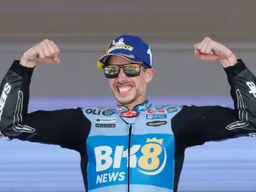Álex Márquez saca músculo en el podio JEREZ DE LA FRONTERA (CÁDIZ), 26/04/2026.- El piloto español de MotoGP Álex Márquez celebra su victoria tras la carrera de motoGP del Gran Premio de España de Motociclismo de 2026 celebrado en el circuito de Jerez-Angel Nieto en Jerez de la Frontera. EFE/ José Manuel Vidal