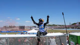 Álex Márquez disfruta con la afición tras su victoria en Jerez JEREZ DE LA FRONTERA (CÁDIZ), 26/04/2026.- El piloto español de MotoGP Álex Márquez, BK8 Gresini Racing MotoGP, celebra su victoria tras la carrera de motoGP del Gran Premio de España de Motociclismo de 2026 celebrado en el circuito de Jerez-Angel Nieto en Jerez de la Frontera. EFE/Roman Rios
