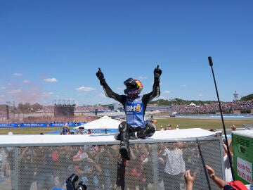 JEREZ DE LA FRONTERA (C&Aacute;DIZ), 26/04/2026.- El piloto espa&ntilde;ol de MotoGP &Aacute;lex M&aacute;rquez, BK8 Gresini Racing MotoGP, celebra su victoria tras la carrera de motoGP del Gran Premio de Espa&ntilde;a de Motociclismo de 2026 celebrado en el circuito de Jerez-Angel Nieto en Jerez de la Frontera. EFE/Roman Rios