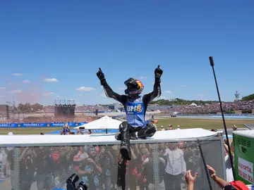 Álex Márquez disfruta con la afición tras su victoria en Jerez JEREZ DE LA FRONTERA (CÁDIZ), 26/04/2026.- El piloto español de MotoGP Álex Márquez, BK8 Gresini Racing MotoGP, celebra su victoria tras la carrera de motoGP del Gran Premio de España de Motociclismo de 2026 celebrado en el circuito de Jerez-Angel Nieto en Jerez de la Frontera. EFE/Roman Rios