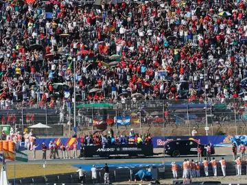 Los pilotos de MotoGP saludan al público en el circuito Ángel Nieto JEREZ DE LA FRONTERA (CÁDIZ), 26/04/2026.- Pilotos saludan a los aficionados durante la vuelta de los pilotos de MotoGP al circuito de Jerez-Angel Nieto, este domingo, antes del comienzo del Gran Premio de España de Motociclismo de 2026. EFE/José Manuel Vidal