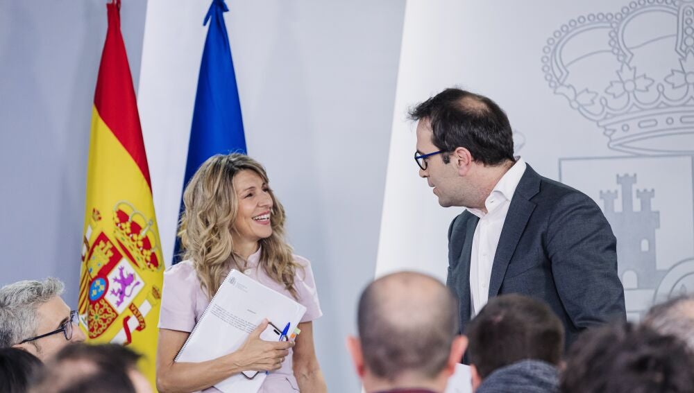 La ministra de Trabajo y Economía Social, Yolanda Díaz, y el vicepresidente primero y ministro de Economía, Comercio y Empresa, Carlos Cuerpo, durante la rueda de prensa posterior al Consejo de Ministros, a 28 de abril de 2026, en Madrid (España). Coincidiendo con el Día Mundial de la Seguridad y la Salud en el Trabajo, el Consejo de Ministros ha aprobado este martes el anteproyecto de ley que reforma la ley de prevención de riesgos laborales, un texto que fue consensuado con los sindicatos, pero no con la patronal, y que trata de actualizar una normativa que tiene ya 30 años mediante la modificación del Estatuto de los Trabajadores, la ley de prevención de riesgos laborales de 1995 y el reglamento de los servicios de prevención de 1997.