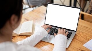 Mujer estudiando con el ordenador portátil