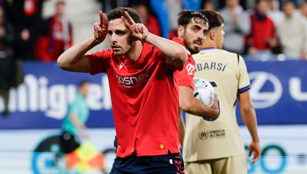 El Barcelona gana a Osasuna y quiere la Liga ya (1-2)