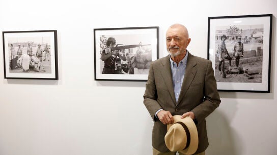 FOTODELDÍA MADRID, 06/05/2026.- Arturo Pérez-Reverte presenta este miércoles su exposición 'Fotografías de guerra' (1974-1985) y el libro 'Enviado especial' (Alfaguara), una "biografía de guerra" que reúne crónicas y reportajes escritos en los 70 y los 80, y artículos más recientes sobre conflictos pasados y presentes. EFE/Chema Moya