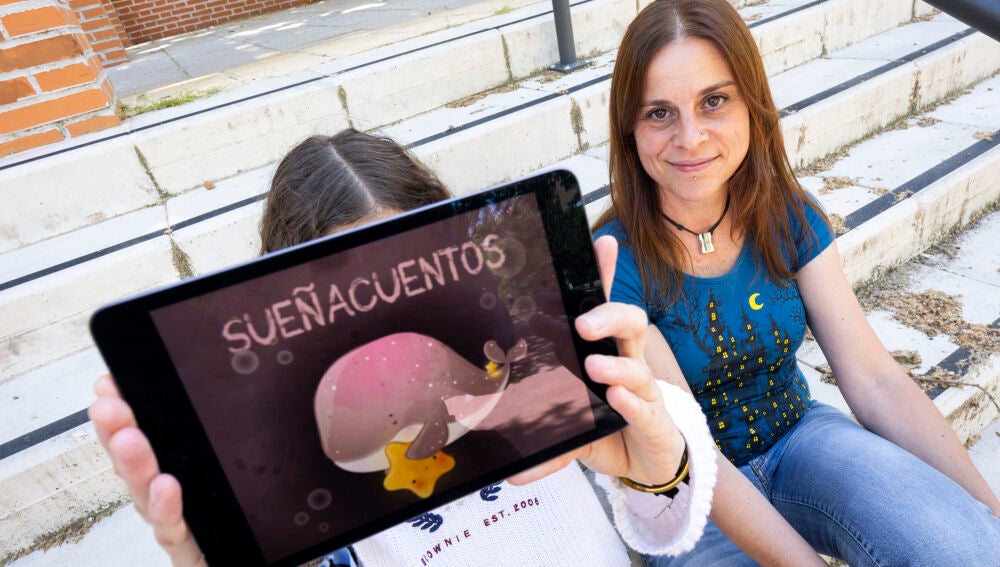 Elena Lostalé y su hija, creadoras del Podcast Sueñacuentos. © Jesus G. Feria.