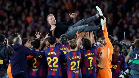 BARCELONA, 10/05/2026.- El técnico alemán del FC Barcelona, Hansi Flick, manteado por sus jugadores al finalizar el encuentro correspondiente a la jornada 35 de LaLiga que FC Barcelona y Real Madrid disputaron este domingo en el Camp Nou, en Barcelona. EFE/Andreu Dalmau