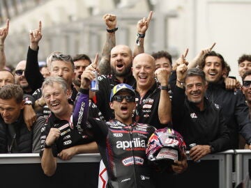 FOTODELD&Iacute;A - Le Mans (Francia), 10/05/2026.- El piloto de Aprilia Racing Jorge Mart&iacute;n (c) celebra con su equipo la victoria en la carrera de MotoGP del Gran Premio de Francia en Le Mans. EFE/YOAN VALAT