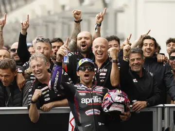 Jorge Martín celebra con su equipo su victoria en Le Mans FOTODELDÍA - Le Mans (Francia), 10/05/2026.- El piloto de Aprilia Racing Jorge Martín (c) celebra con su equipo la victoria en la carrera de MotoGP del Gran Premio de Francia en Le Mans. EFE/YOAN VALAT