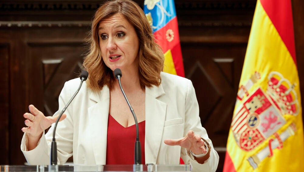 GRAFCVA3708. VALENCIA, 11/05/2026.- La alcaldesa de Valencia, Mar&iacute;a Jos&eacute; Catal&aacute;, realiza declaraciones tras la reuni&oacute;n con el presidente de Microsoft Elevate, Justin Spelhaug, para la firma de un nueva iniciativa en la ciudad. EFE/Manuel Bruque 