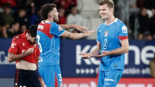 PAMPLONA, 12/05/2026.- El delantero noruego del Atlético de Madrid Alexander Sørloth (d) celebra su gol, segundo gol del equipo rojiblanco, durante el partido de la jornada 36 de LaLiga que disputan CA Osasuna y Atlético de Madrid, este martes en el estadio de El Sadar, en Pamplona. EFE/ Jesús Diges 