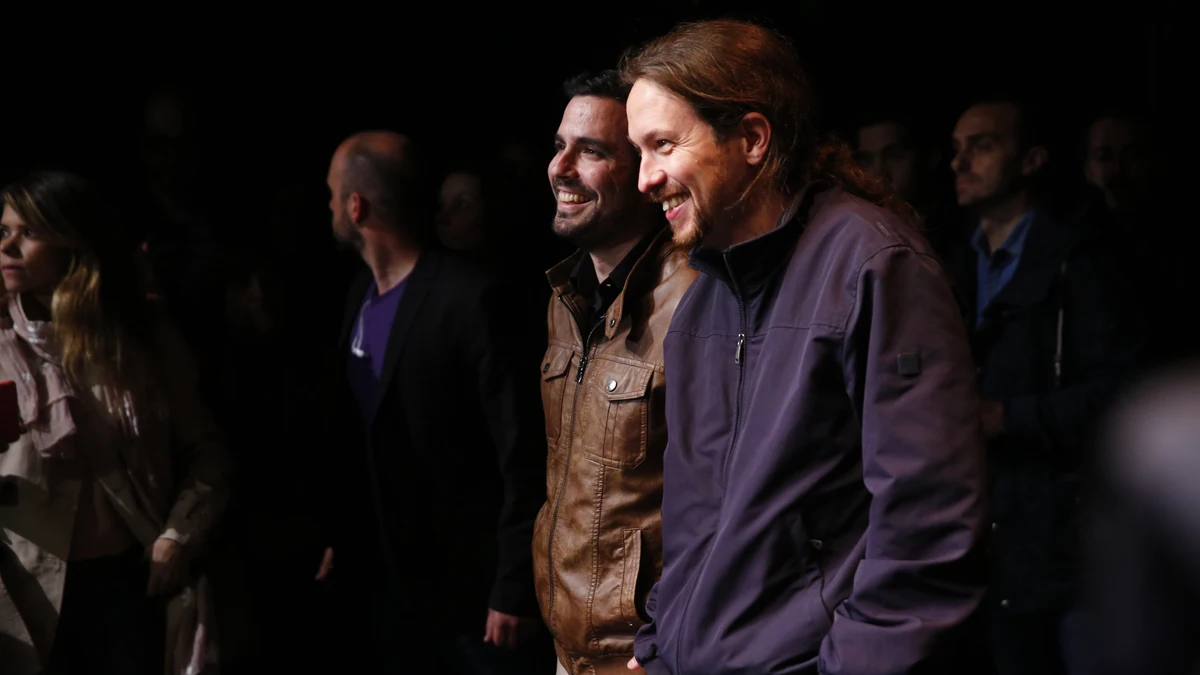 Los líderes de Podemos, Pablo Iglesias y de Izquierda Unida, Alberto Garzón , salen de la sala Mirador, donde celebran un encuentro ciudadano, para atender a los medios tras el preacuerdo electoral alcanzado por ambas formaciones para presentarse a los comicios del 26 de junio