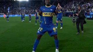 ALAVÉS / FC BARCELONA VITORIA, 13/05/2026.- El delantero costamarfileño del Alavés, Ibrahim Diabate, celebra el primer gol del equipo vitoriano durante el encuentro correspondiente a la jornada 36 de Laliga EA Sports que disputan este miércoles Alavés y FC Barcelona en el estadio de Mendizorroza, en Vitoria. EFE / Lino González.