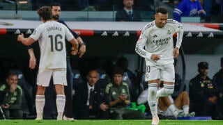MADRID, 14/05/2026.- El delantero del Real Madrid Kylian Mbappé (d) sale al campo durante el partido de la jornada 36 de LaLiga que Real Madrid y Real Oviedo disputan este jueves en el estadio Santiago Bernabéu. EFE/Juanjo Martín 