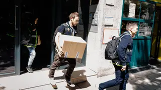 La UDEF registra la oficina de Zapatero tras conocerse su imputación en el 'caso Plus Ultra' Agentes de la Policía Nacional salen de las oficinas de la empresa What The Fav, perteneciente a las hijas de Zapatero, a 19 de mayo de 2026, en Madrid (España). La UDEF ha registrado la oficina del expresidente, así como otras oficinas relacionadas con él, como la de la empresa de sus hijas, tras darse a conocer la decisión del juez de la Audiencia Nacional José Luis Calama que ha acordado investigar a Zapatero en el 'caso Plus Ultra' por presunto blanqueo de capitales. 19 MAYO 2026 Carlos...