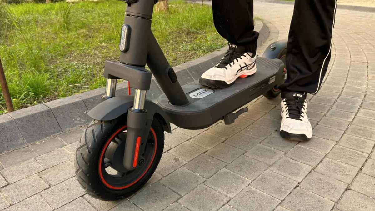 Es un patinete eléctrico de alta potencia y gran autonomía