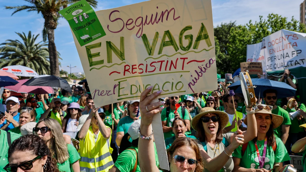 Sindicatos de educación acuden a la Conselleria de Educación ante la huelga indefinida de profesores en Valencia