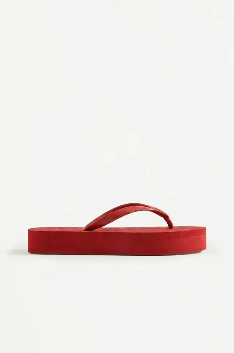 Las que más saben de moda lo tienen claro: las chanclas rojas son la ...